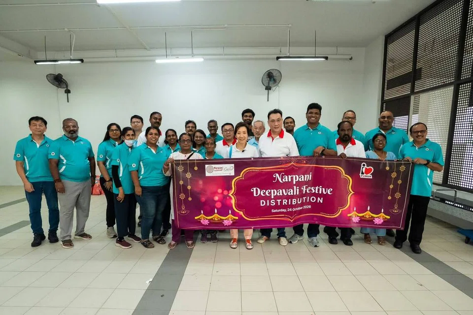 தீபாவளி அன்பளிப்புப் பைகளை விநியோகிக்கும் திட்டத்தின் தொடக்க நிகழ்ச்சியில் கலந்துகொண்ட அமைச்சர் கிரேஸ் ஃபூ, நற்பணிப் பேரவையின் தலைவர் ரவீந்திரன் கணேசன், தொண்டூழியர்கள்.