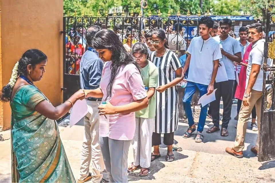 2026 மே 3ஆம் தேதி நடந்த ‘நீட்’ தேர்வின் வினாத்தாள் கசிந்ததால் அத்தேர்வு ரத்து செய்யப்பட்டு, ஜூன் 21ஆம் தேதி மீண்டும் அத்தேர்வு நடத்தப்பட்டது.