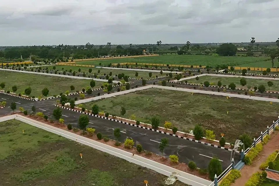 தமிழ்நாட்டின் மொத்த நிலப்பரப்பு ஒரு கோடியே 27 லட்சம் ஏக்கர். ஆண்டுக்கு 30,000 முதல் 50,000 ஏக்கர் வரையிலான விளைநிலங்கள் ரியல் எஸ்டேட் உரிமையாளர்களிடம் விற்கப்படுகிறது.