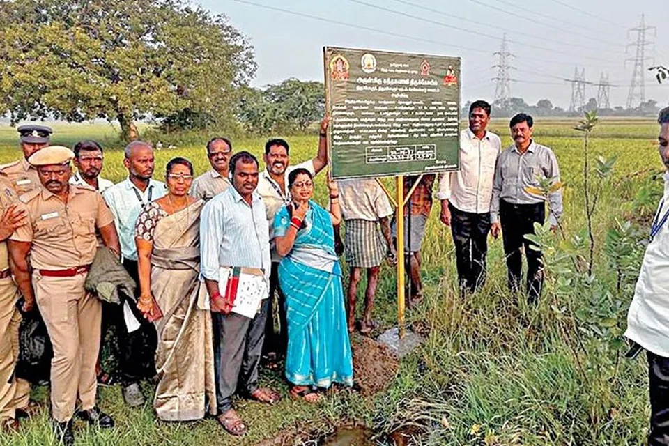 அறநிலையத் துறை இணை ஆணையர் தலைமையிலான அதிகாரிகள் குழு 60க்கும் மேற்பட்ட நிலங்களைக் கைப்பற்றியது.