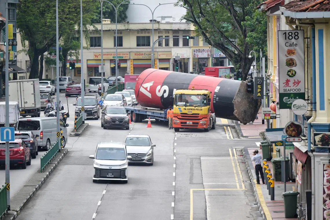 பாலஸ்டியர் சாலையில் டிரெய்லர் விபத்து; இரண்டு மணி நேரத்துக்கும் மேலாக போக்குவரத்து நெரிசல்