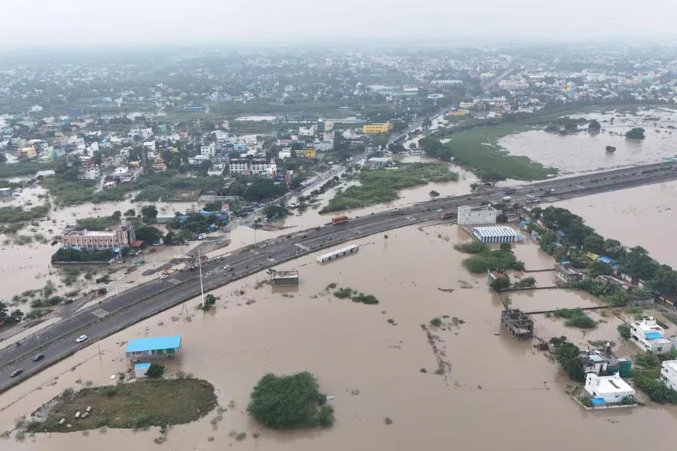 விழுப்புரம் மாவட்டத்தில் வரலாறு காணாத அளவு வகையில் 49 சென்டி மீட்டர் மழை கொட்டித் தீர்த்ததால் அங்கு பல பகுதிகளில் மழைநீர் இன்னும் வடியாமல் உள்ளது.
