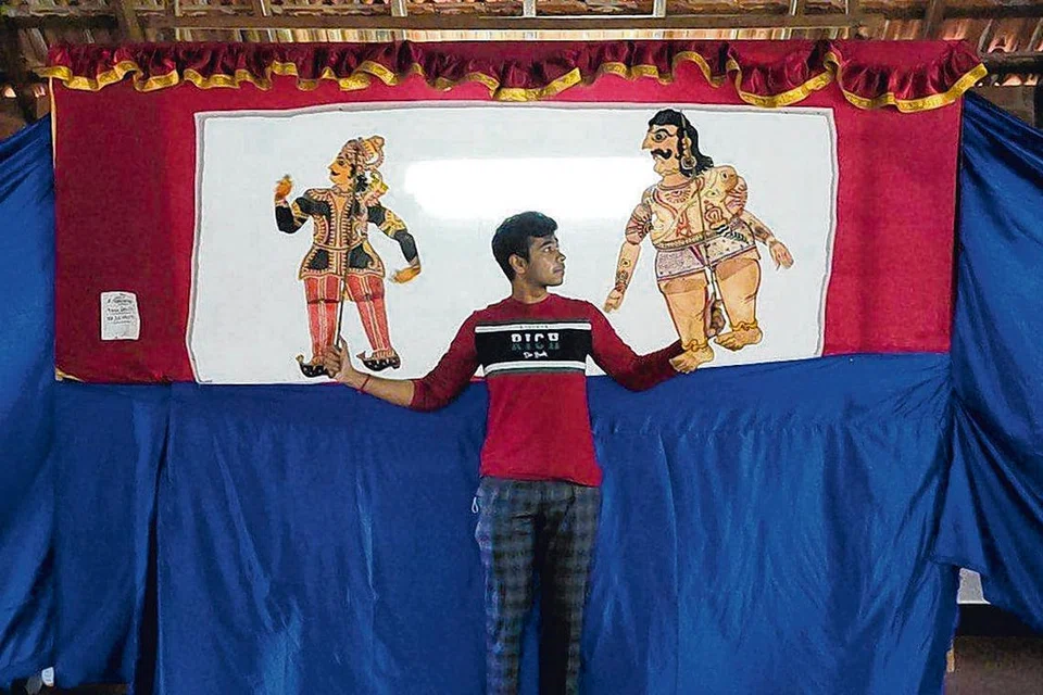 தக்‌ஷினா சித்திரா கலை அரும்பொருளகத்தில் சஞ்சய் முத்துக்குமரன் (மேலே). கீழ்க்காணும் படத்தில் சக்தி நிவாஸ் (இடது), சஞ்சய். படங்கள்: சஞ்சய் முத்துக்குமரன் 