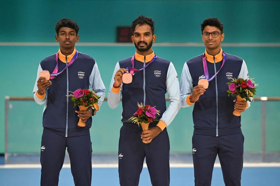 ஆண்களுக்கான சறுக்குப் போட்டி பிரிவில் இந்தியாவின் விக்ரம், ஆனந்த்குமார்,  சித்தாந்த் ஆகியோர் அடங்கிய மூவர் குழு வெண்கலப்பதக்கத்தை வென்றுள்ளது.