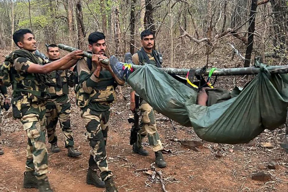 காயமடைந்த பாதுகாப்புப் படை வீரர் சிகிச்சைக்காகக் கொண்டு செல்லப்பட்டார்.