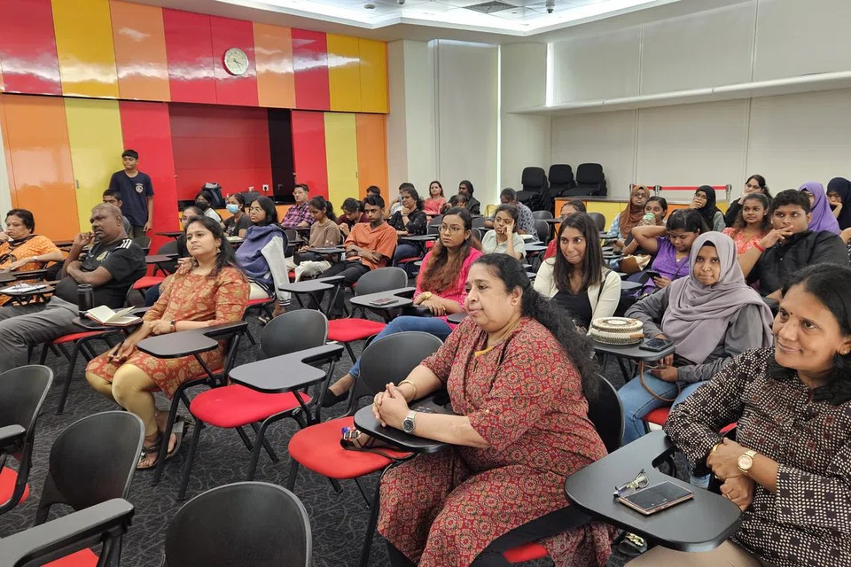 எழுத்தாளர் அழகுநிலாவின் ‘உண்மையும் படைப்பும்’ எழுத்துப் பட்டறையில் பங்குகொண்டோர்.