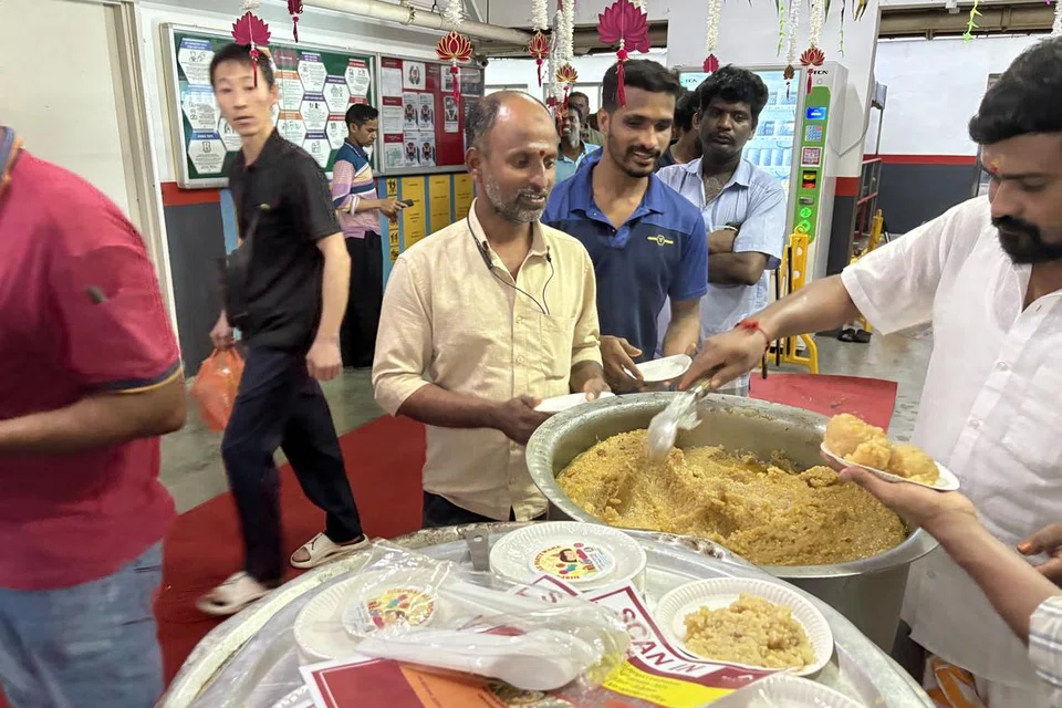 பொங்கல் விழாவை முன்னிட்டு உட்லண்ட்ஸ் தங்குவிடுதியின் நிர்வாகமும் ஊழியர்களும் இணைந்து பொங்கல் பானையில் சமைத்த சக்கரைப் பொங்கல், கூடியிருந்தோருக்கு விநியோகிக்கப்பட்டது.