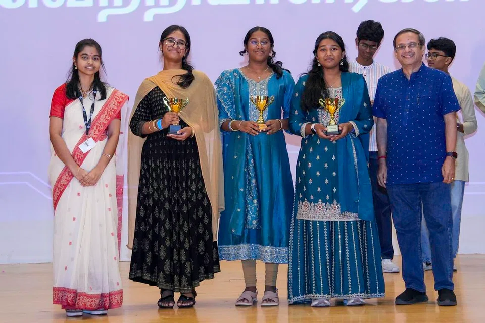 ‘யுத்தம்’ போட்டியின் உயர்நிலைப் பிரிவில் வெற்றிக் கிண்ணத்தை தட்டிச் சென்ற சீடார் பெண்கள் உயர்நிலைப்பள்ளி மாணவர்கள்.