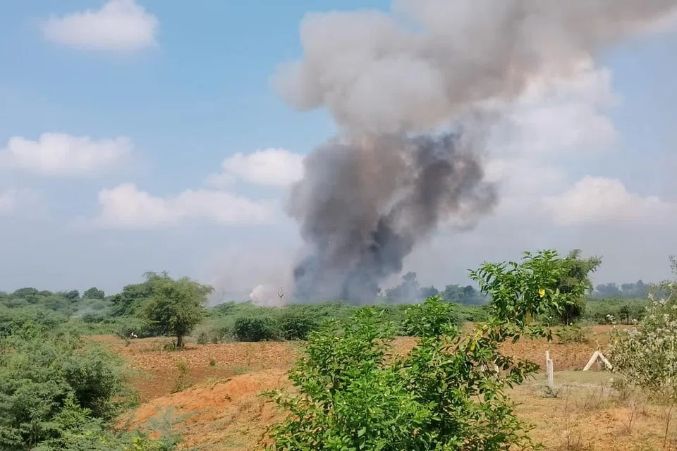 பட்டாசுகள் வெடித்துச் சிதறியதால் ஏற்பட்ட புகைமூட்டம்.