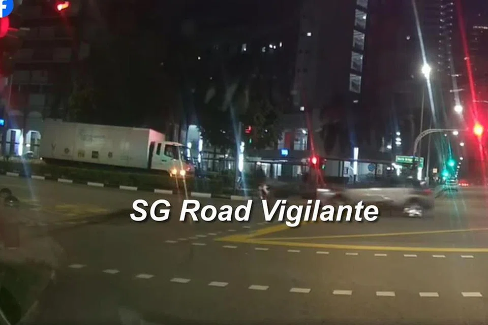 எஸ்ஜி ரோடு விஜிலாண்டே ஃபேஸ்புக் பக்கத்தில் பதிவேற்றம் செய்யப்பட்ட காணொளி, விபத்தைக் காண்பித்தது.
