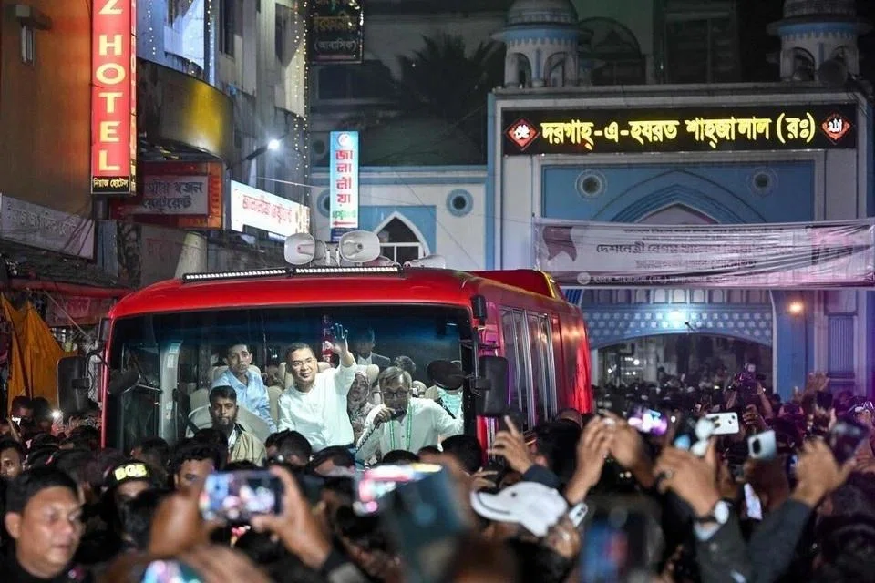 புதன்கிழமை (ஜனவரி 21) வாகனத்திற்குள்ளிருந்து ஆதரவாளர்களை நோக்கிக் கையசைத்த பங்ளாதேஷ் தேசியவாதக் கட்சியின் தலைவர் தாரிக் ரஹ்மான்.