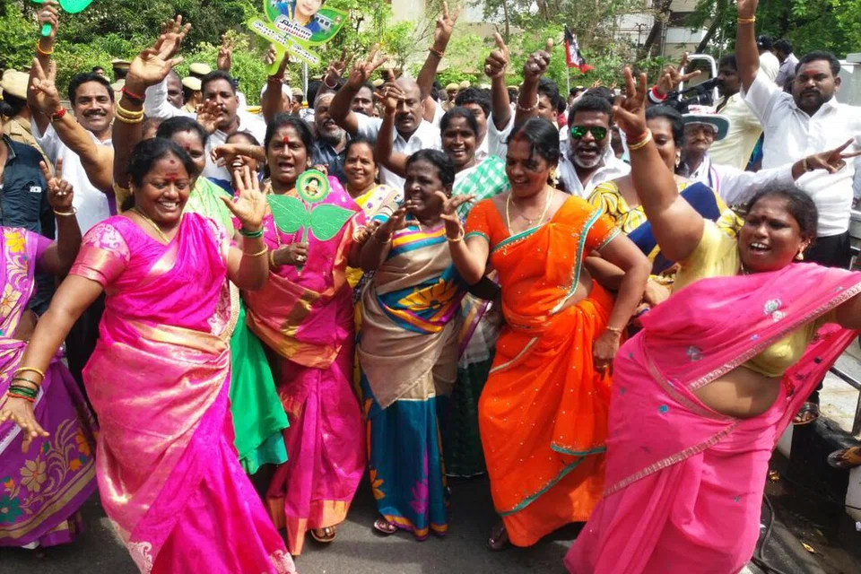 கட்சித் தலைமைக்கு கிடைக்கும் வெற்றியைக் கொண்டாட அதிமுக தொண்டர்கள் தவறுவதில்லை.