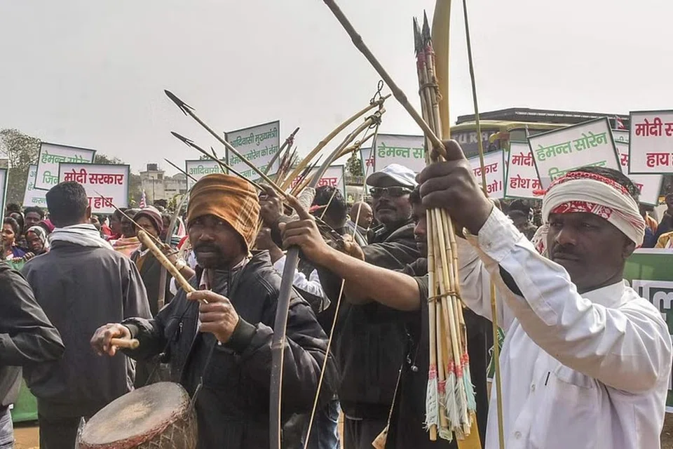 ஜார்க்கண்ட் மாநில முதல்வர் ஹேமந்த் சோரனிடம் விசாரணை நடத்தும் மத்திய புலனாய்வுத்துறையையும் மத்தியில் ஆளும் பாஜகவையும் கண்டித்து போராட்டத்தில் குதித்த ஜார்க்கண்ட் பழங்குடியின மக்கள்.