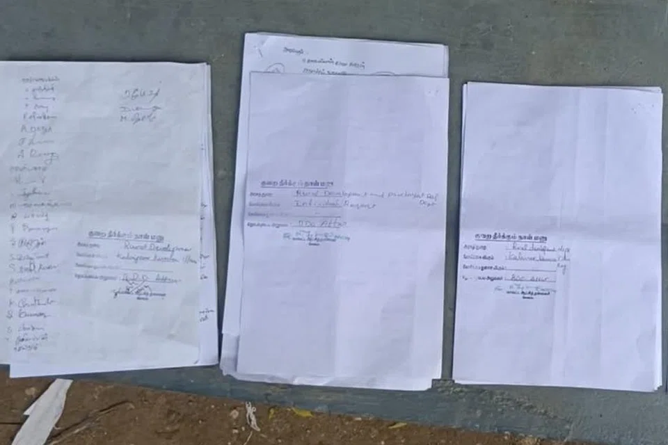 பேருந்தில் விட்டுச்செல்லப்பட்ட மனுக்களில் சில.