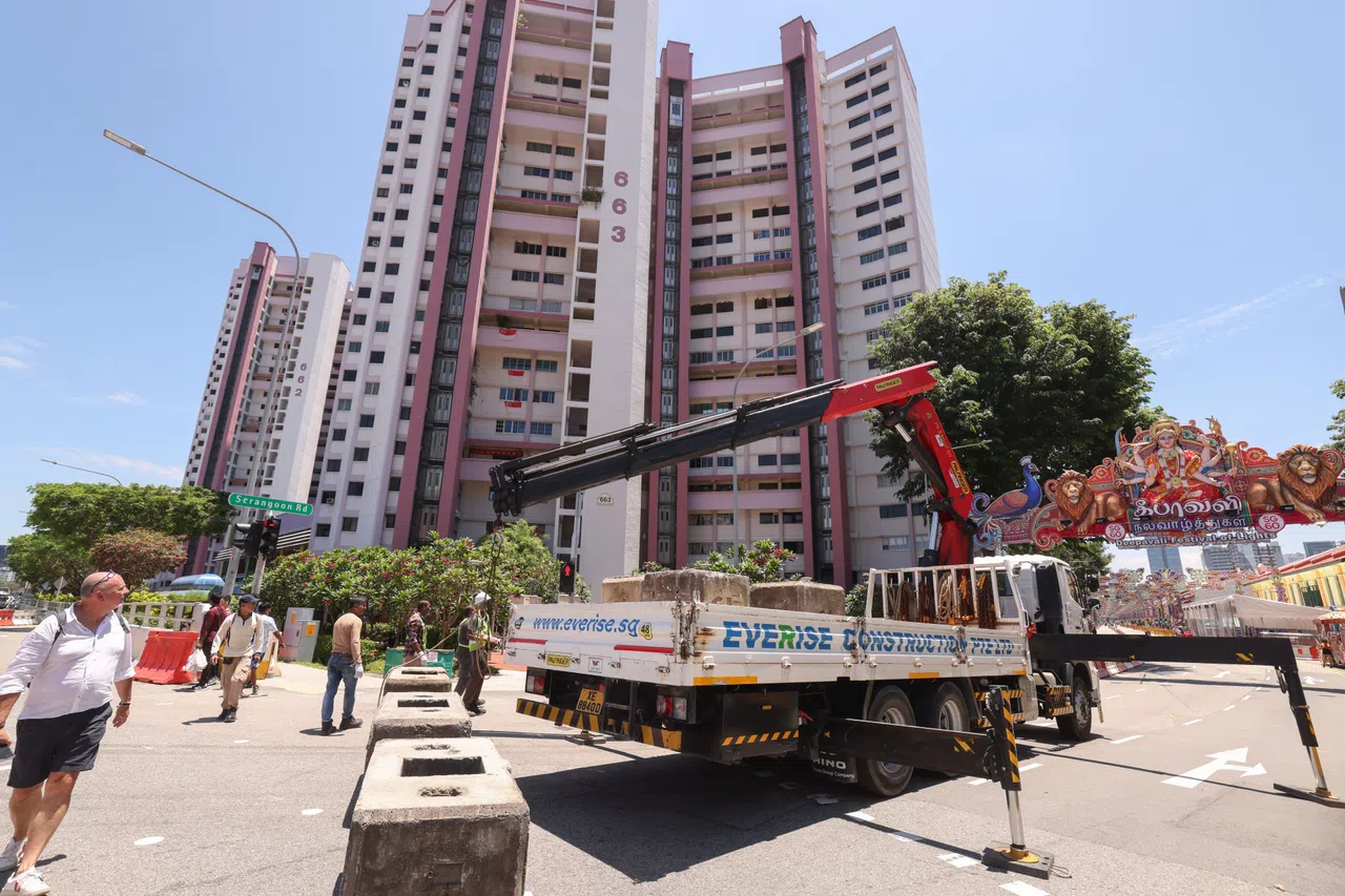 தீபாவளி ஒளியூட்டு விழாவை முன்னித்து சிராங்கூன் சாலை முழுவதும் மூடப்பட்டது.