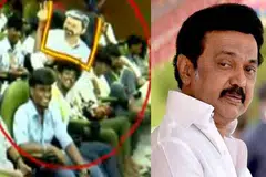 கடும் சோதனை நடக்கும் இடத்தில் தவெக கொடியுடன் மாணவர்கள் சென்றது எப்படி என்பது குறித்தும் அவர்கள் தவெக தொண்டர்களா என்பது குறித்தும் விசாரணை நடத்தப்பட்டு வருகிறது.