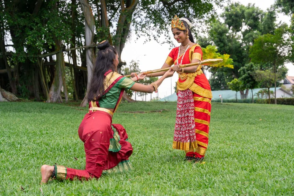 ‘பார்வதி தேவி’ பிரியங்கா சாபுவிடம் வேவ் வாங்கும்  ‘முருகப்பெருமான்’ ரேஷ்மா சுப்ரமணியம்.