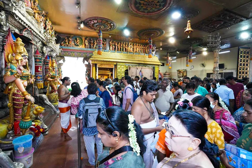 வேலைக்குச் செல்வதற்கு முன்பாக இறையருள் பெறுவதற்காக சிராங்கூன் சாலையில் வீற்றிருக்கும் ஸ்ரீ வீரமாகாளியம்மன் கோவிலில் காலை முதலே ஆர்வத்துடன் பக்தர்கள் திரண்டனர்.