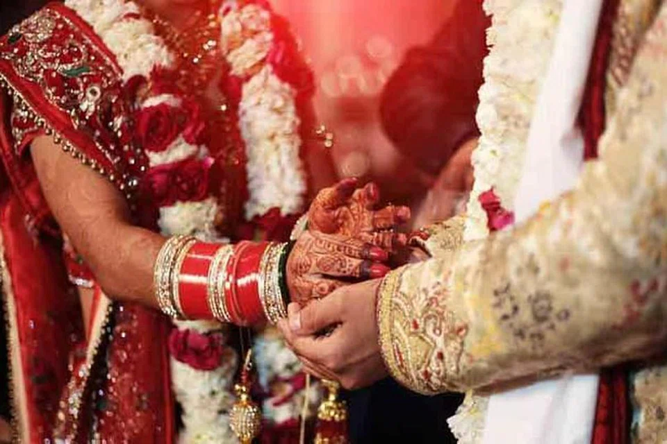 மனைவியாக நடிக்க ஒப்புக்கொண்டவரை சிக்கலில் இருந்து விடுவிக்க காவல்துறை வரவழைக்கப்பட வேண்டியிருந்தது. மாதிரிப் படம்
