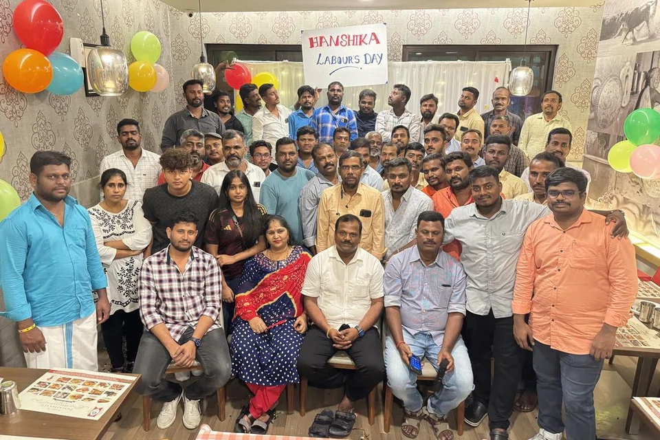 இரவு விருந்தை உண்டு மகிழ்ந்த ஹன்சிகா இஞ்சினியரிங் வெளிநாட்டு ஊழியர்கள்.
