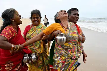 சென்னை பட்டினப்பாக்கம் கடற்கரையில் வியாழக்கிழமை (டிசம்பர் 26) நடத்தப்பட்ட சுனாமி நினைவு அஞ்சலியின்போது கதறி அழுத பெண்.