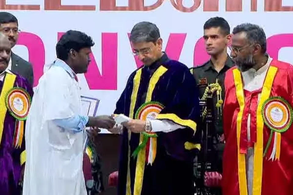 சான்றிதழைப் பெற்றுக்கொண்ட மாணவர் ஆளுநரிடம் புகார் மனுவையும் கொடுத்தார்.