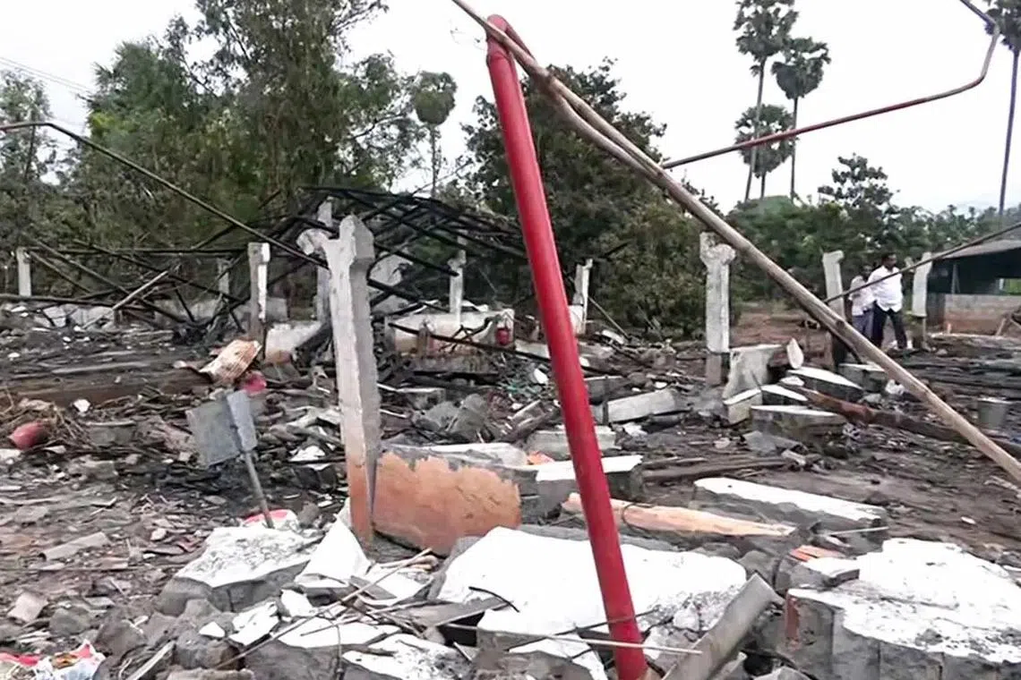 ஆந்திராவில் சோகம்: பட்டாசு ஆலை வெடி விபத்தில் 8 பேர் உயிரிழப்பு