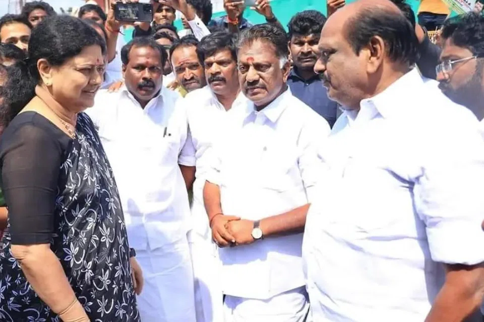 மறைந்த முன்னாள் முதல்வர் ஜெயலலிதாவின் தோழி சசிகலாவும் முன்னாள் முதல்வர் ஓ.பன்னீர்செல்வமும்  சனிக்கிழமை நேருக்கு நேர் சந்தித்துப் பேசினர். 