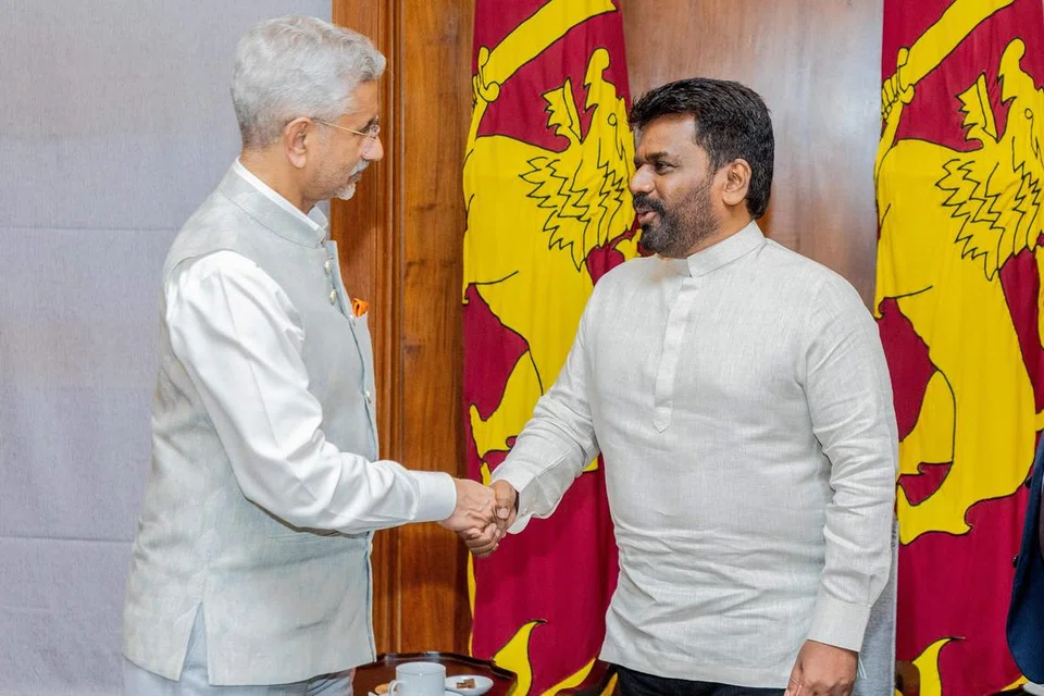 கொழும்பில் இலங்கை அதிபர் மாளிகையில் அந்நாட்டு அதிபர் அனுர குமார திசாநாயக்கவைச் (வலது) சந்தித்தார் இந்திய வெளியுறவு அமைச்சர் எஸ். ஜெய்சங்கர்.