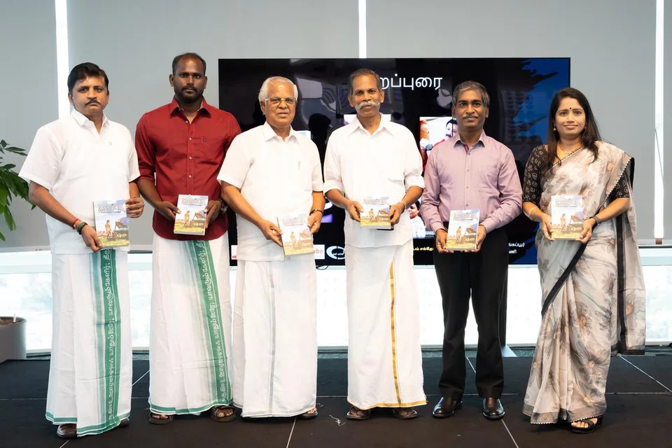 வெற்றிச்செல்வன் இராசேந்திரன் (இடமிருந்து இரண்டாவது) எழுதிய ‘குளம்படி’ புதினம் வெளியீட்டு நிகழ்ச்சி, தேசிய நூலகத்தின் 16ஆம் தளத்திலுள்ள ‘தி பாட்’ அரங்கில் இடம்பெற்றது.