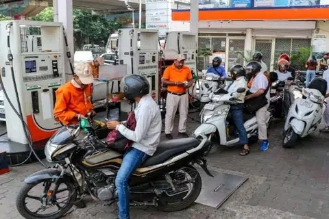 நாடு முழுவதும் பெட்ரோல், டீசல் விலை லிட்டருக்கு 3 ரூபாய் உயர்த்தப்பட்டுள்ளது. கடந்த நான்கு ஆண்டுகளில் எரிபொருள் விலை இந்த அளவிற்கு அதிரடியாக உயர்த்தப்படுவது இதுவே முதன்முறை.