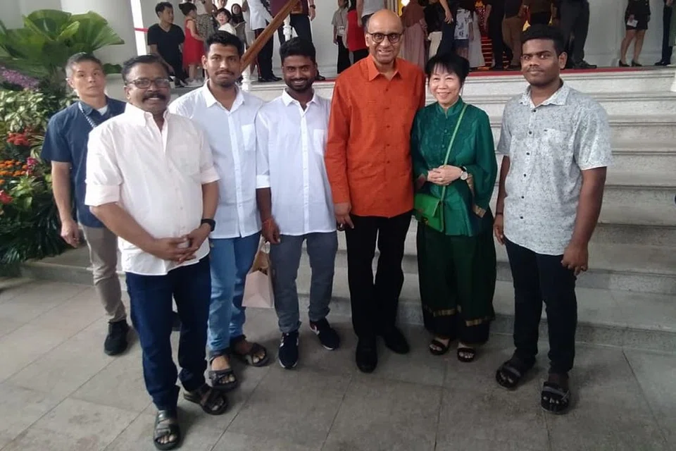 அதிபர் மாளிகையைக் காணவந்த வெளிநாட்டு ஊழியர்கள் அதிபர் தர்மனுடனும் அவருடைய துணைவியார் ஜேன் இத்தோகியுடனும் புகைப்படம் எடுத்துக்கொண்டனர்.