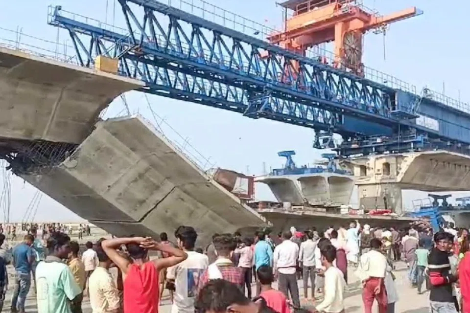 பாலம் இடிந்து விழுந்ததில் 30 தொழிலாளர்கள் சிக்கினர்.