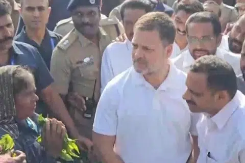 கேரளா சென்ற ராகுல் காந்தி, அங்கு இடுக்கியில் உள்ள குட்டிக்கானத்தில் தேயிலைத் தோட்ட ஊழியர்களுடன் கலந்துரையாடினார்.