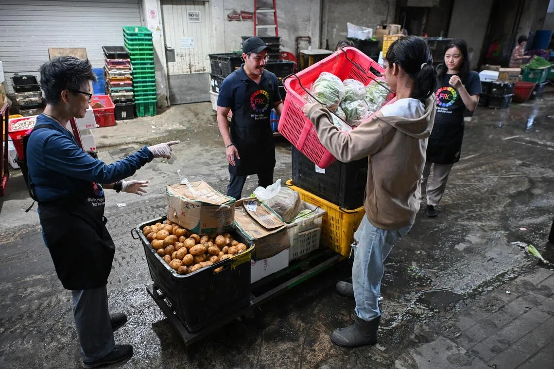 விற்காத பழங்கள், காய்கறிகளைப் பெற்று தேவையானோருக்கு விநியோகிக்கும் நற்பணி