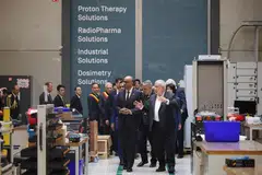 ஐயன் பீம் அப்லிகேஷன்ஸ் நிறுவனர் ஐயன் பீம், அதிபர் தர்மன் சண்முகரத்னத்துக்கு தொழிற்சாலையை சுற்றிக் காட்டுகிறார்.