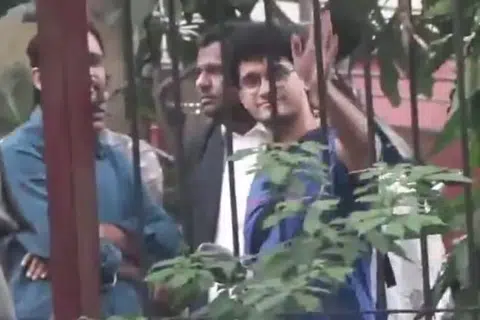 டெல்லி முழுவதும் டெல்லி காவல்துறை கடுமையான கட்டுப்பாடுகளை விதித்துள்ள நிலையில் தங்களின் போராட்டம் ஞாயிற்றுக்கிழமையும் தொடரும் எனக் கரப்பான்பூச்சி ஜனதா கட்சி (சிஜேபி) அறிவித்ததையடுத்து அவர்கள் விடுவிக்கப்பட்டனர்.