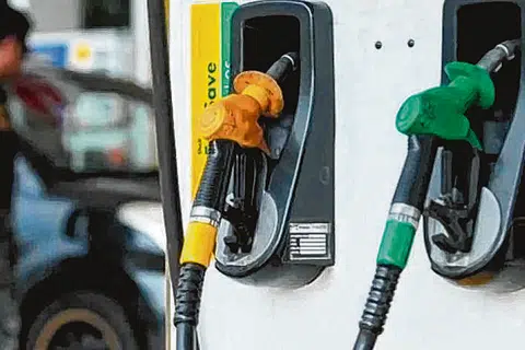 மலேசியாவில் ஒரு லிட்டர் ரோன்97 பெட்ரோலின் விலை 5 காசு குறைந்தது.
