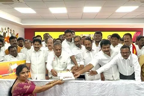 விருப்ப மனுக்களைப் பெற தவெக அலுவலகத்தில் வெள்ளிக்கிழமை ஏராளமானோர் திரண்டனர்.