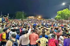 இரவில் பேருந்துகள் நிறுத்தப்பட்டதால் பெண்கள், குழந்தைகள் உட்பட ஆயிரக்கணக்கான பயணிகள் சாலை மறியல் போராட்டத்தில் ஈடுபட்டனர்.