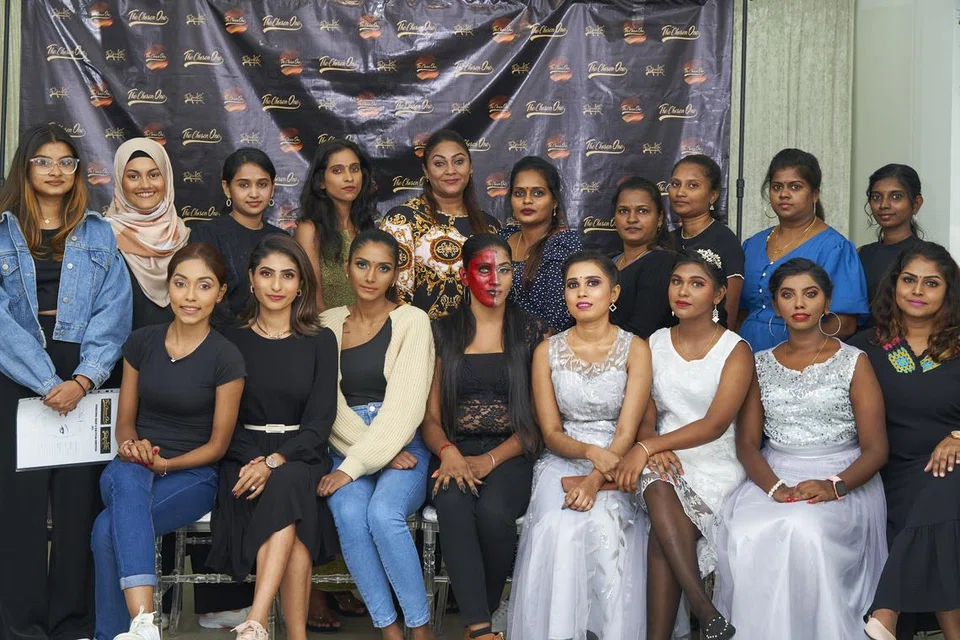 போட்டியில் கலந்துகொண்ட ஒப்பனைக் கலைஞர்களுடன், அவர்களின் கைவண்ணத்தில் ஒப்பனை செய்யப்பட்ட நங்கையர்.                   