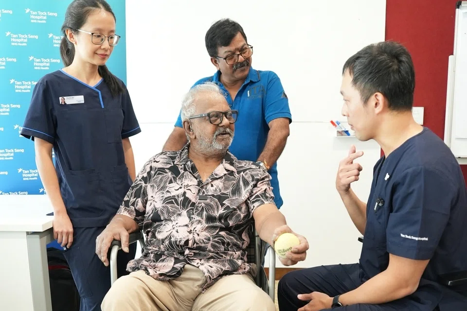80 வயது வி எம் சந்திரனுடன் (நடுவில்) அவருக்கு ‘பலூன் ஸ்பேசர்’ சிகிச்சை அளித்த மருத்துவர்  டாக்டர் ஷான் ஹோ.