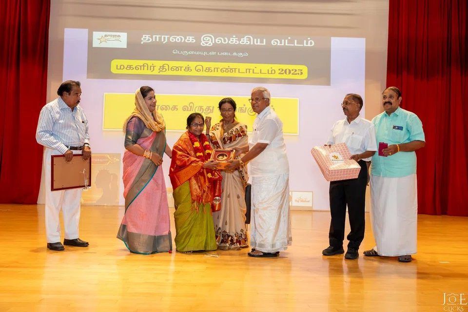 முனைவர் சரோஜினி செல்லக்கிரு‌ஷ்ணனுக்கு ‘தங்கப் பாவை’ விருது வழங்கும் சிறப்பு விருந்தினர் உமாராஜன், சிறப்புப் பேச்சாளர்கள், தாரகை இலக்கிய வட்டத்தின் தலைவர் மஹ்ஜபீன். 