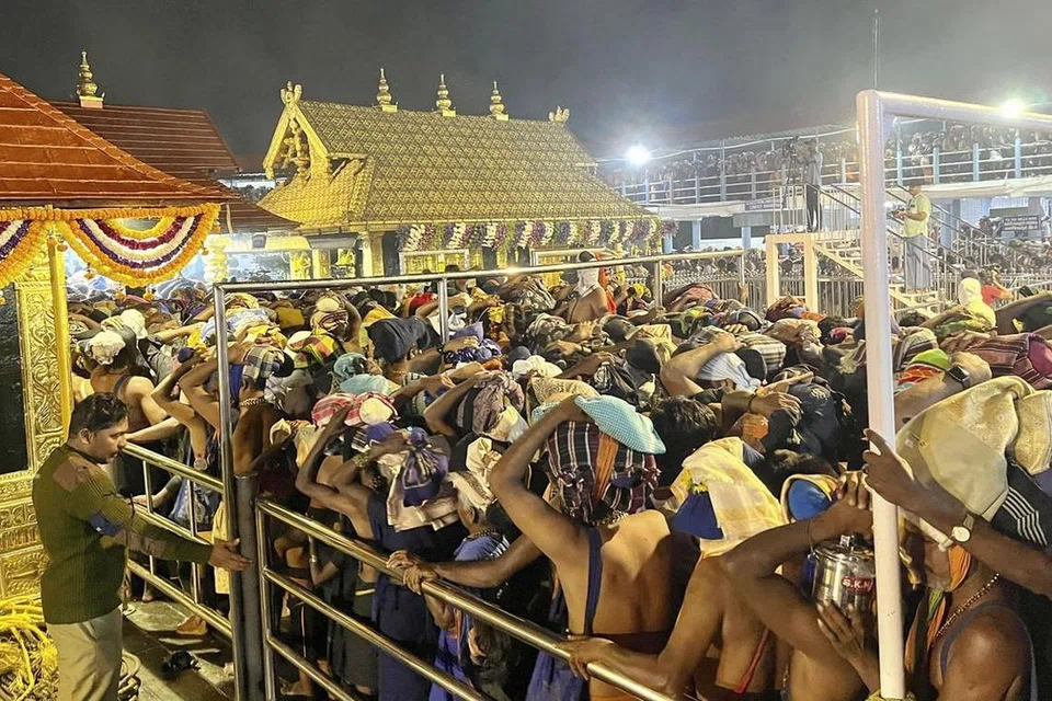 சபரிமலை ஐயப்பன் கோயிலில் கடந்த 15ஆம் தேதி மாலை நடை திறக்கப்பட்டது.