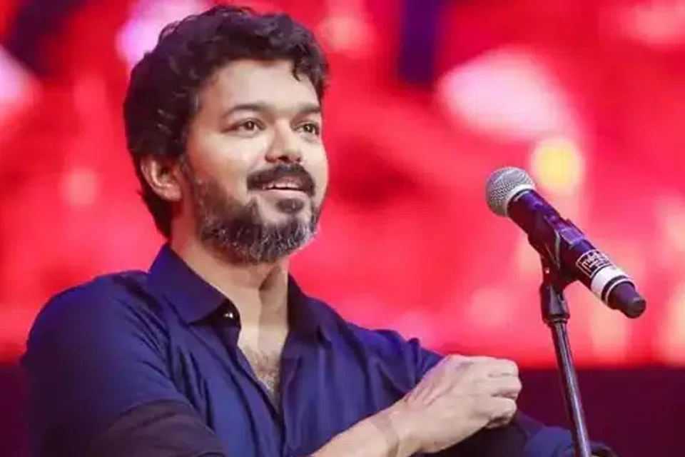 ‘ஒன் லாஸ்ட் சாங்’ என்ற பாடலை பாடினார் விஜய்.