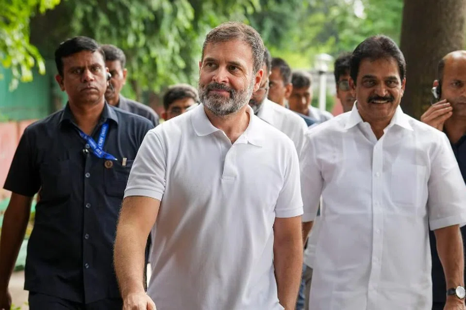 வயநாடு தொகுதியை ஏன் கம்யூனிஸ்ட் கட்சி விட்டுக் கொடுக்கக் கூடாது என தொண்டர்கள் சிலர் கேள்வி எழுப்பியுள்ளனர். 