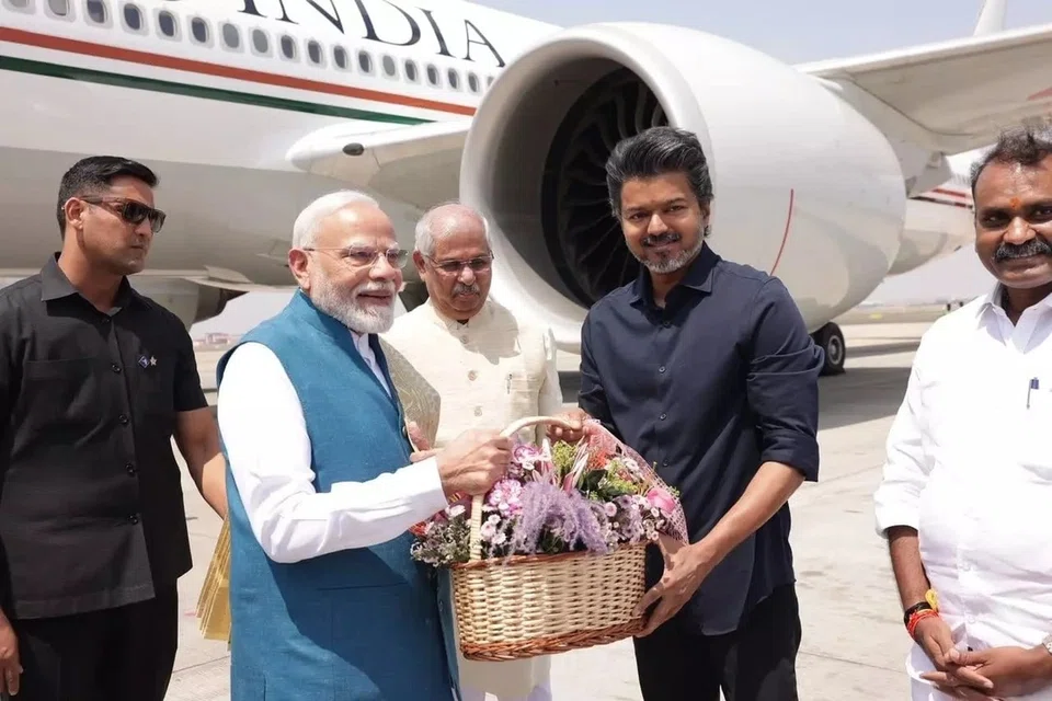 சென்னை விமான நிலையத்தில் பிரதமர் மோடிக்கு பூங்கொத்து கொடுத்து வரவேற்ற தமிழக முதலமைச்சர் சி. ஜோசப் விஜய்.