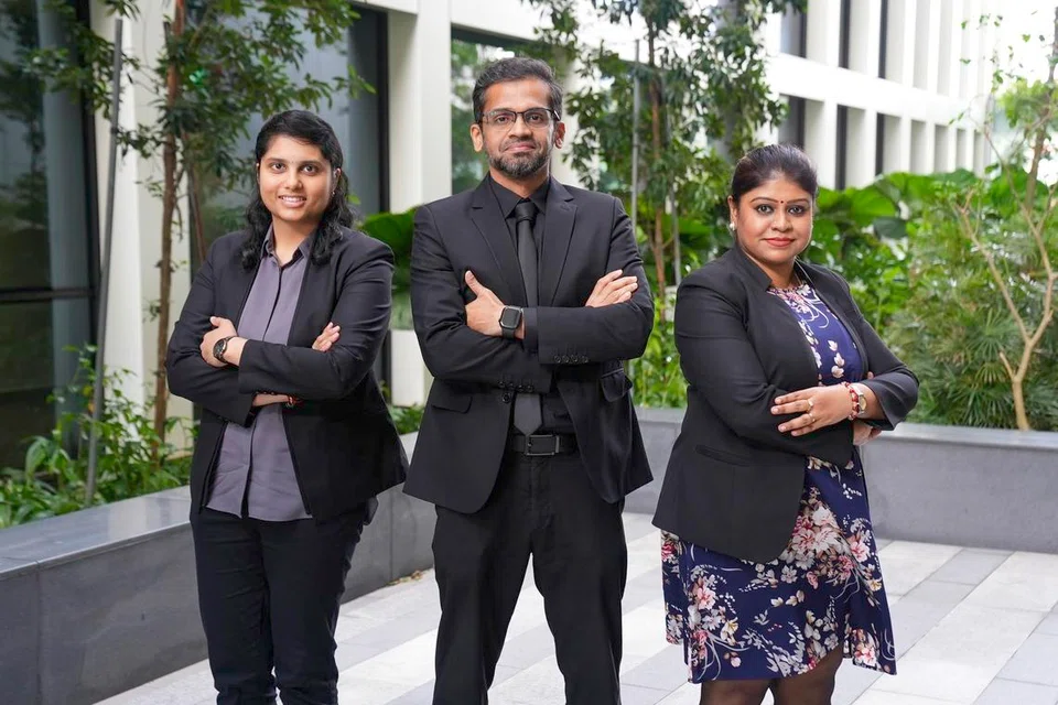 நீதி வேண்டுவோருக்கும் நீதிபதிகளுக்கும் இடையே வலுவான பாலமாகத் திகழும் நீதிமன்ற மொழிபெயர்ப்பாளர்கள். (இடமிருந்து) திருவாட்டி வைதீஸ்வரி சேகரன், திரு ஷேக் ஃபரிட், திருவாட்டி கீதா வேலு.