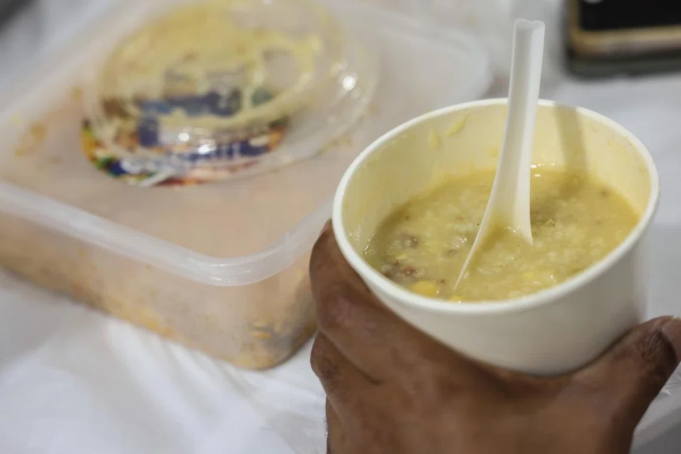நாள்தோறும் 4,000 பேருக்கு நோன்புக் கஞ்சி சமைக்கப்படுகிறது.