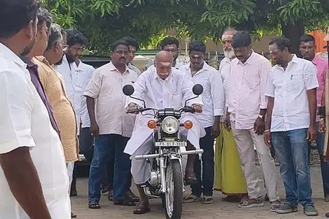 இருசக்கர வாகனத்தில் வந்து தமது வாக்கைப் பதிவு செய்தார் புதுச்சேரி முதல்வர் ரங்கசாமி.